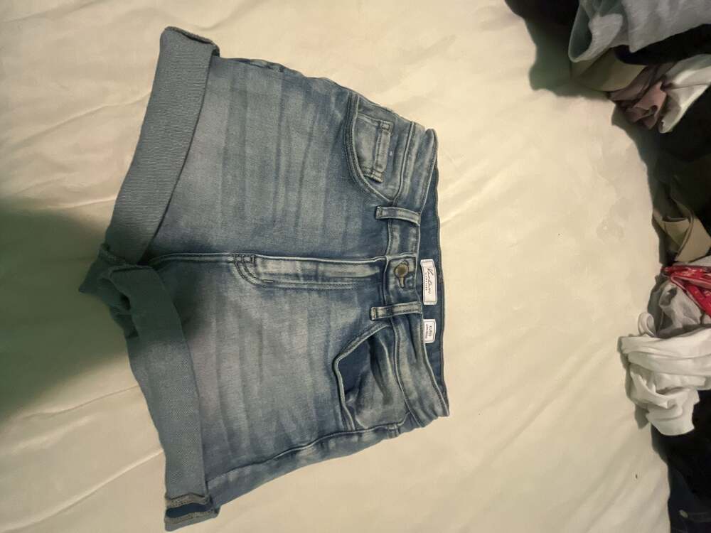 KanCan Signature Kurvy Ultra High Rise Cuffed Denim Shorts Size 28
